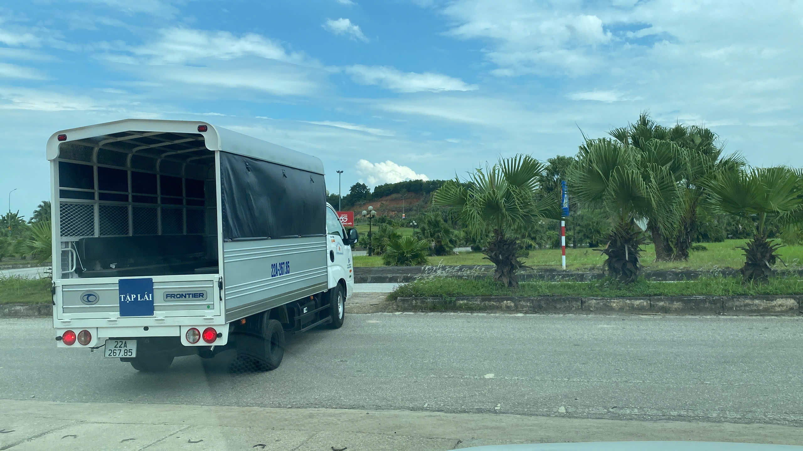 Xác minh nhiều xe tập lái trèo qua dải phân cách cứng 4 xe tập lái - Ảnh 4.