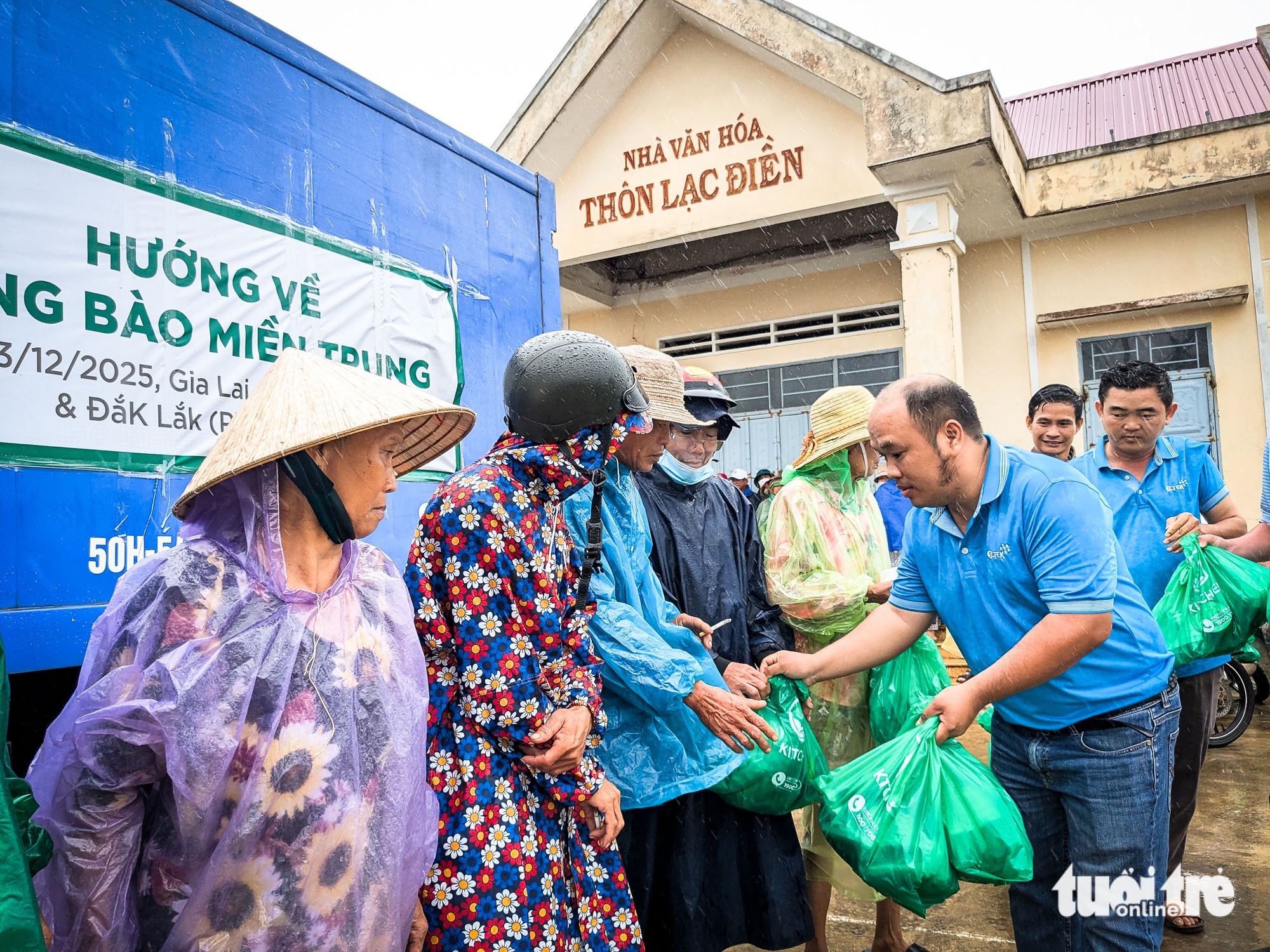 Quà GREENFEED Việt Nam cùng báo Tuổi Trẻ đến với bà con vùng lũ Bình Định, Phú Yên cũ- Ảnh 4. vùng lũ - Ảnh 4.