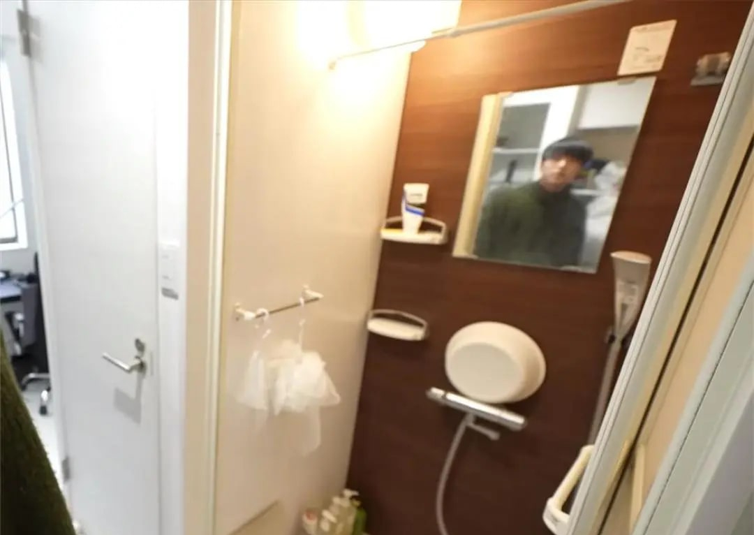 Căn phòng 8m² gây sốc giữa Hồng Kông, nhỏ như hộp diêm nhưng chủ nhân khẳng định: Không muốn xa rời- Ảnh 10.