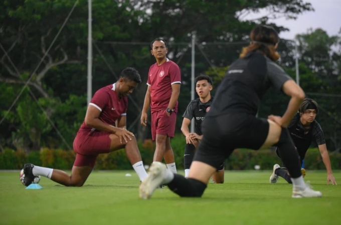 HLV Fadzuhasny Juraimi, trong thời gian làm tạm quyền, theo dõi buổi tập tại Kallang Football Hub ngày 12/2. Ảnh: ST