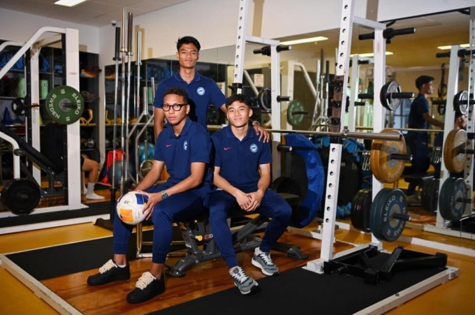 Amir Syafiz, Raoul Suhaimi và Jonan Tan (từ trái sáng) tại Ngày hội Truyền thông SEA Games của đội U22 Singapore ngày 2/11. Ảnh: ST