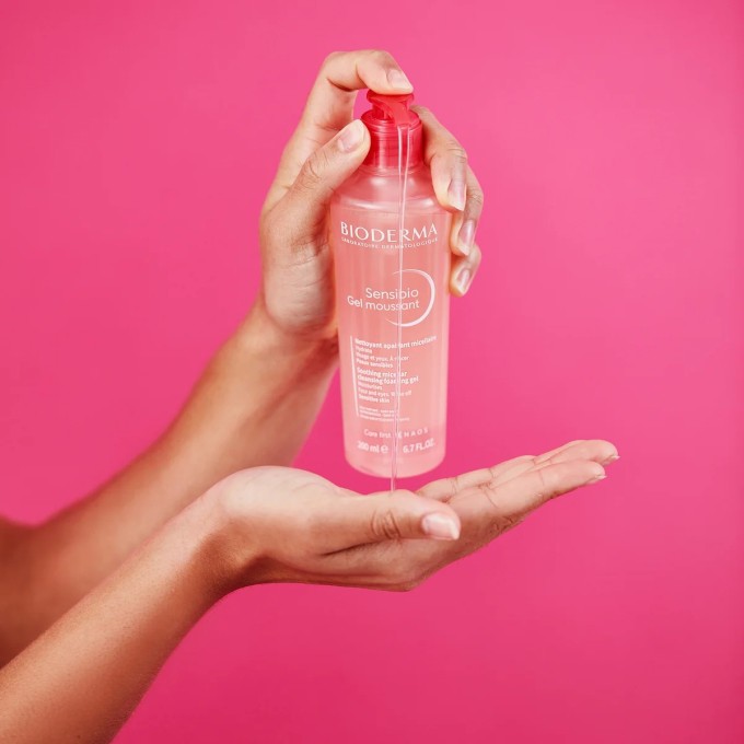 Bioderma Sensibio Foaming Gel Gel làm sạch dành cho da nhạy cảm, giúp làm sạch bụi bẩn và tạp chất bám trên da sau một ngày ra ngoài. Giá tham khảo: 450.000 đồng