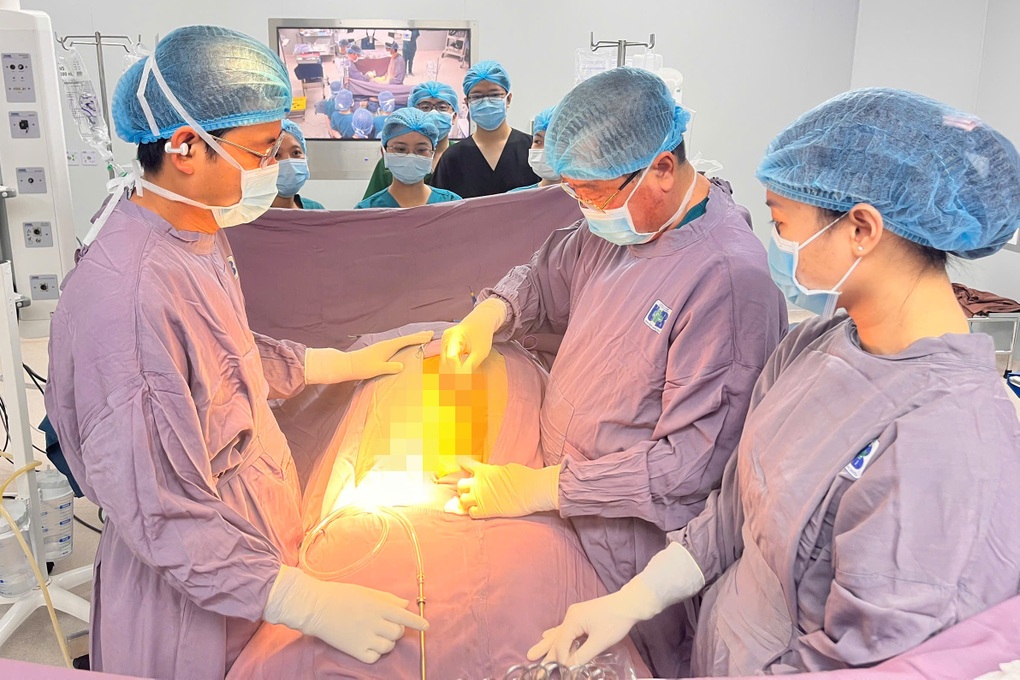 TPHCM: Cô gái che giấu bụng to vì sợ hiểu lầm, khối ung thư phát triển 15kg - 2