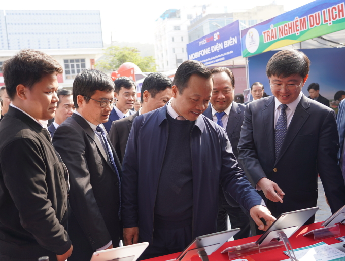Thứ trưởng Khoa học và Công nghệ Bùi Hoàng Phương (bìa phải), ông Trần Tiến Dũng, Bí thư tỉnh Điện Biên (giữa) cùng các đại biểu tham quan sản phẩm công nghệ số giới thiệu tại sự kiện. Ảnh: TTTT