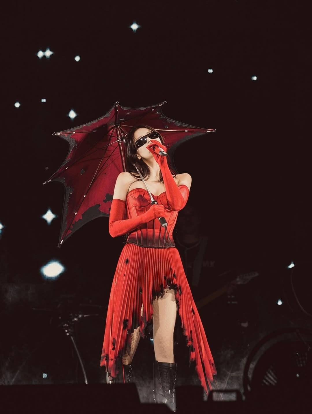 Người đứng sau tạo hình "gây bão" của Jennie BLACPINK tại concert DEADLINE - 2