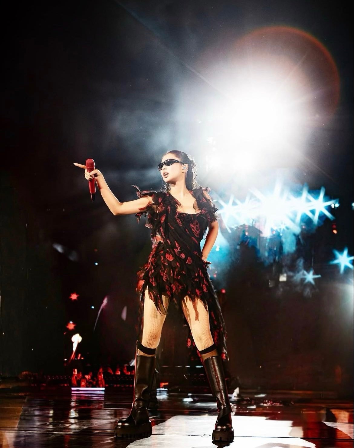 Người đứng sau tạo hình "gây bão" của Jennie BLACPINK tại concert DEADLINE - 11