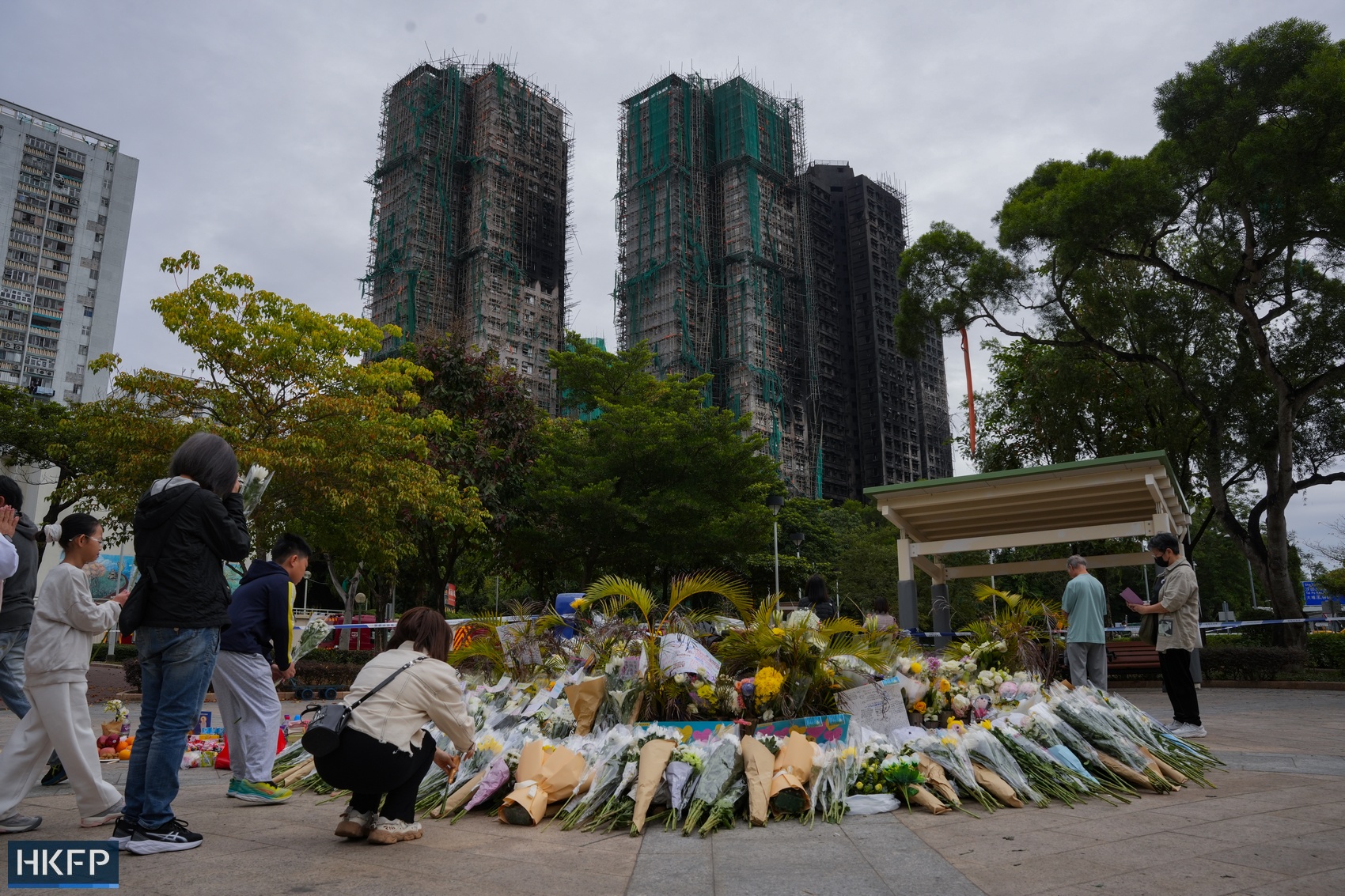 Tròn 1 tuần sau thảm hoạ cháy chung cư Hong Kong: Nạn nhân sống sót nhận thông tin mới từ chính quyền- Ảnh 3. Tròn 1 tuần sau thảm hoạ cháy chung cư Hong Kong: Nạn nhân sống sót nhận thông tin mới từ chính quyền- Ảnh 3.