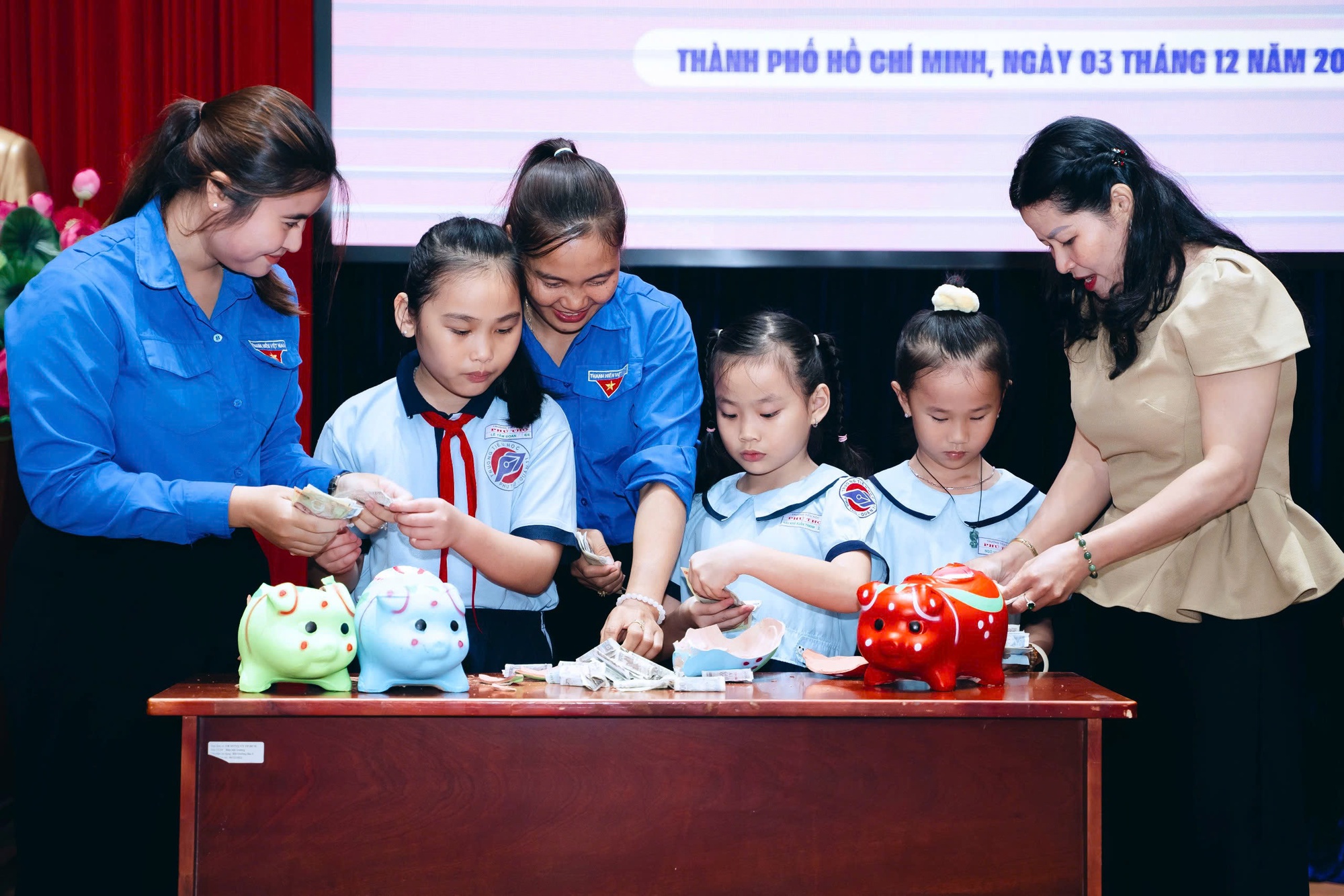 Hơn 210 tỉ đồng từ TP.HCM đã chuyển về các tỉnh miền Trung khắc phục bão lũ - Ảnh 5.