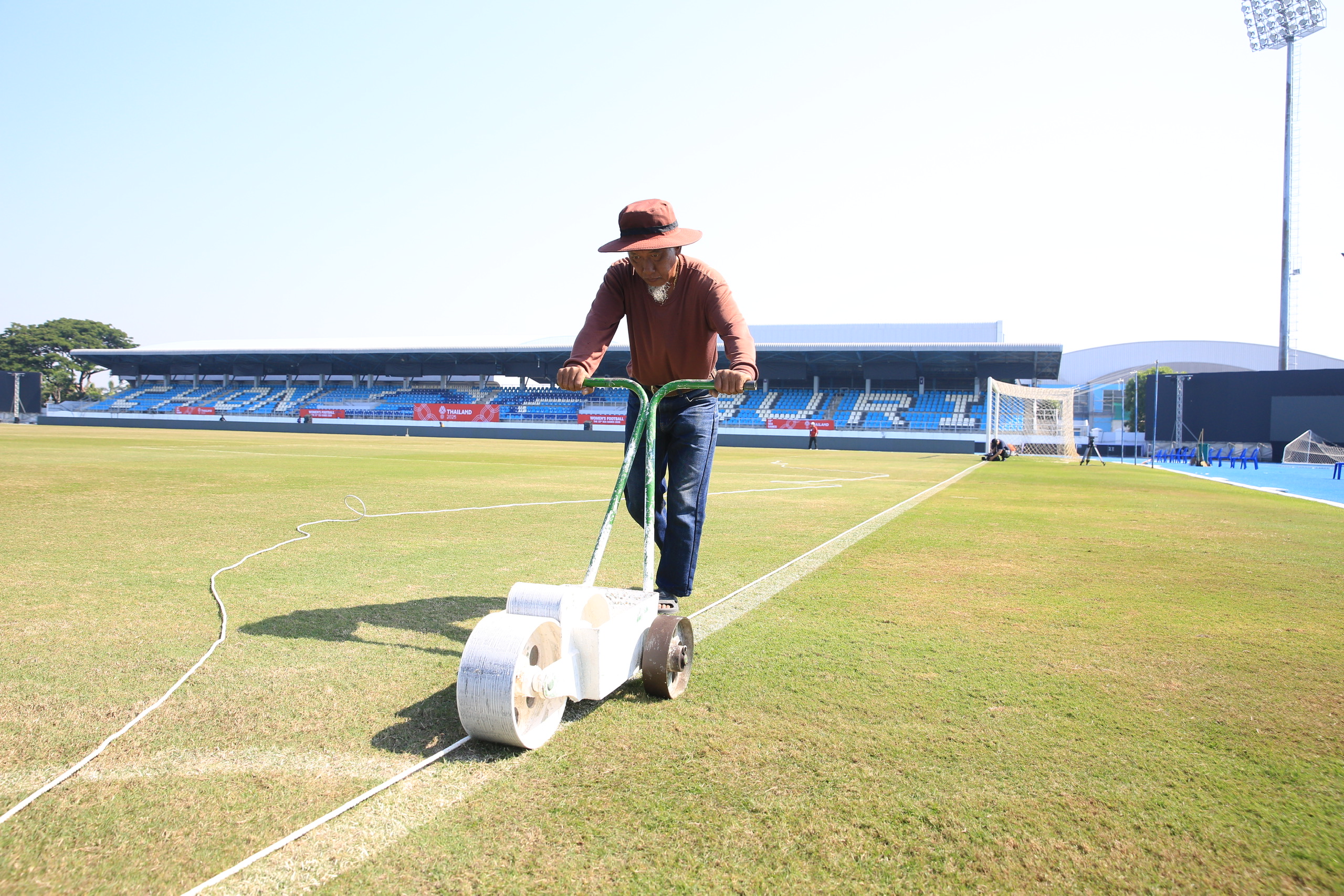 Có gì lạ ở nơi đội tuyển nữ Việt Nam đại chiến Philippines, Myanmar: Sân vẫn chưa sửa xong- Ảnh 2.