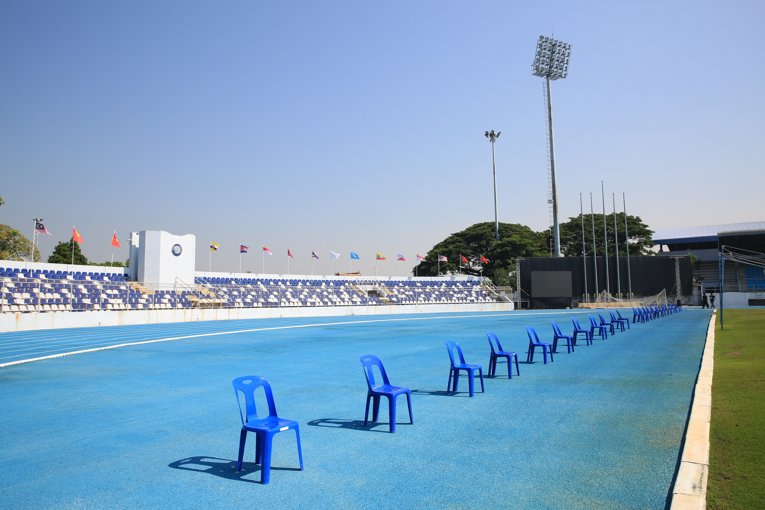 Có gì lạ ở nơi đội tuyển nữ Việt Nam đại chiến Philippines, Myanmar: Sân vẫn chưa sửa xong- Ảnh 4.