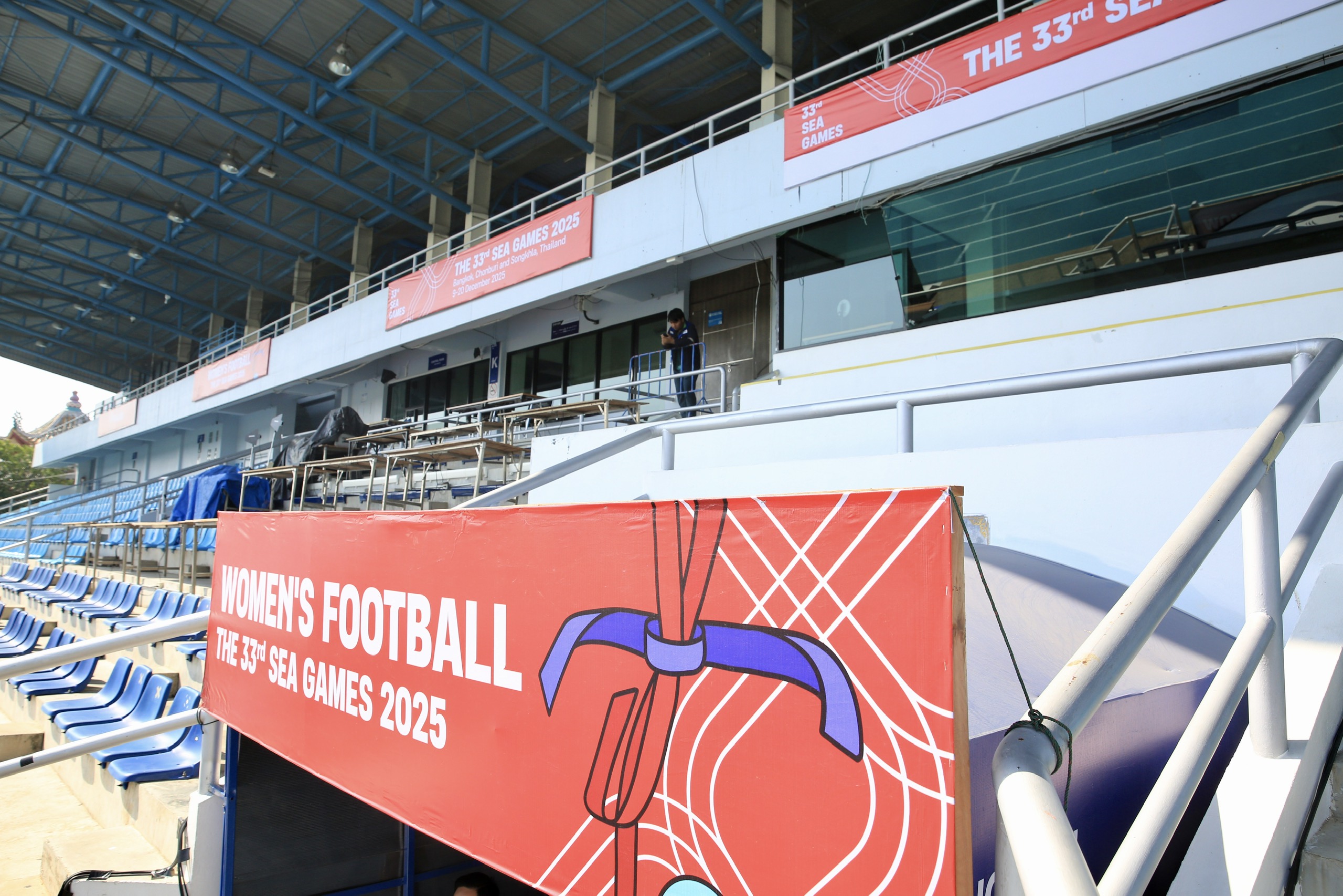 Có gì lạ ở nơi đội tuyển nữ Việt Nam đại chiến Philippines, Myanmar: Sân vẫn chưa sửa xong- Ảnh 9.