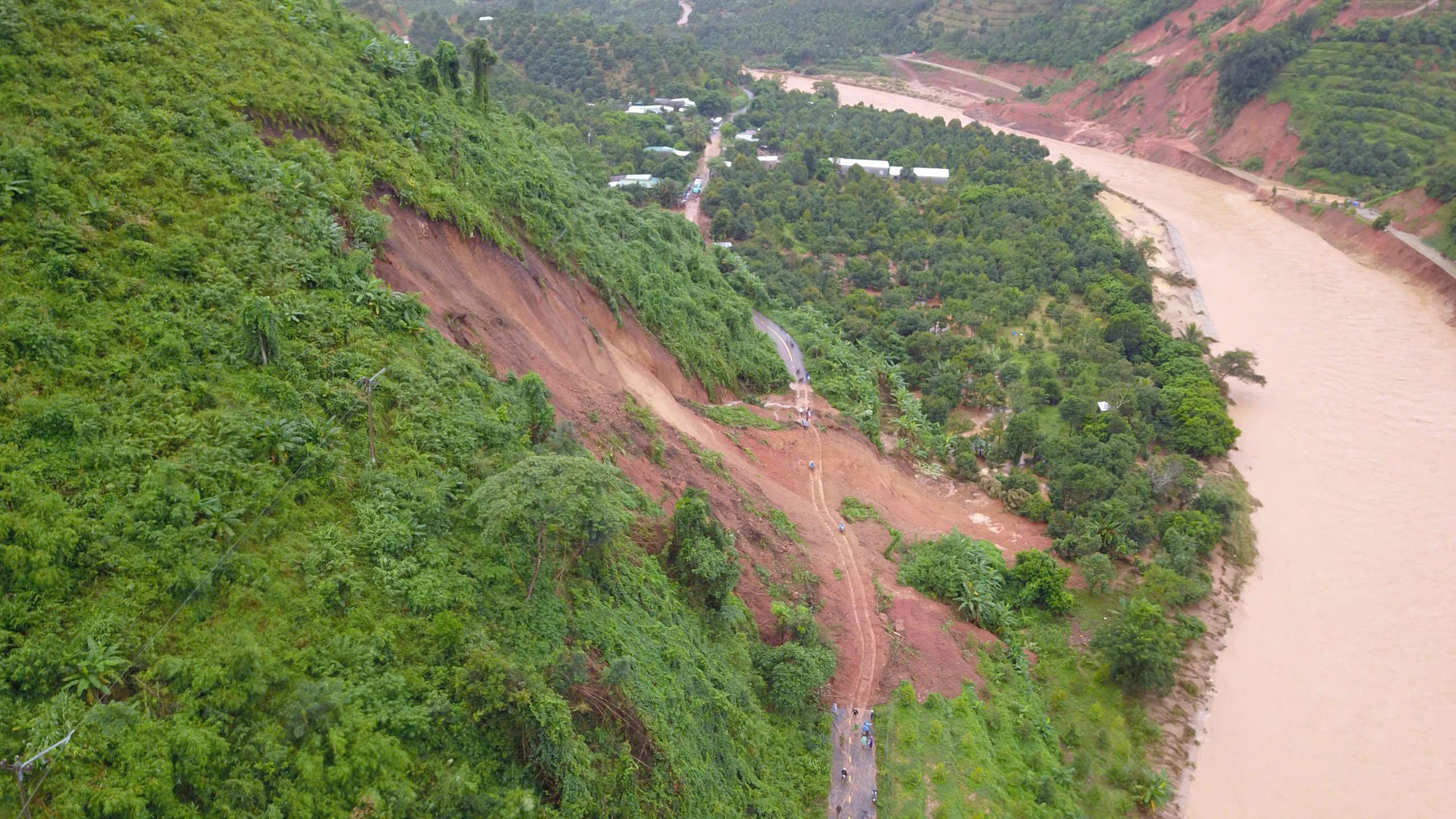 Đèo Khánh Sơn hở hàm ếch, xe tải trọng lớn 