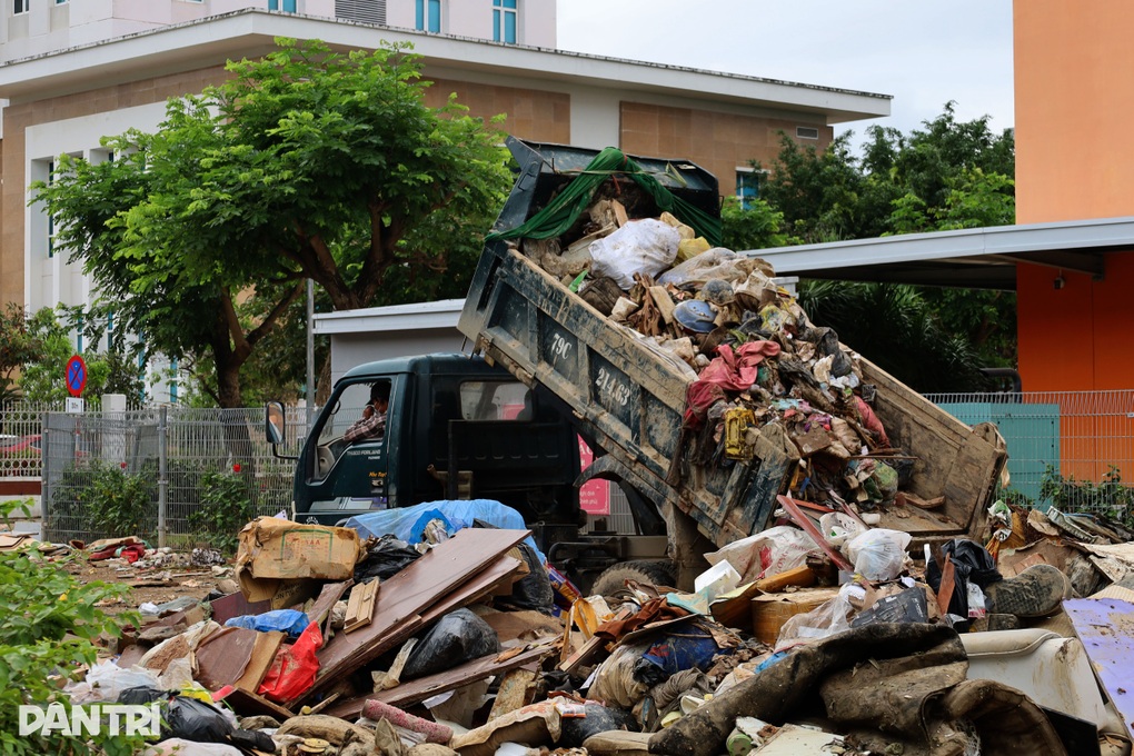 Phụ huynh lo ngại về núi rác cạnh trường học liên cấp - 3
