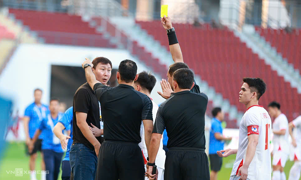 Tình huống HLV Kim phải nhận thẻ vàng. Ảnh: Đức Đồng