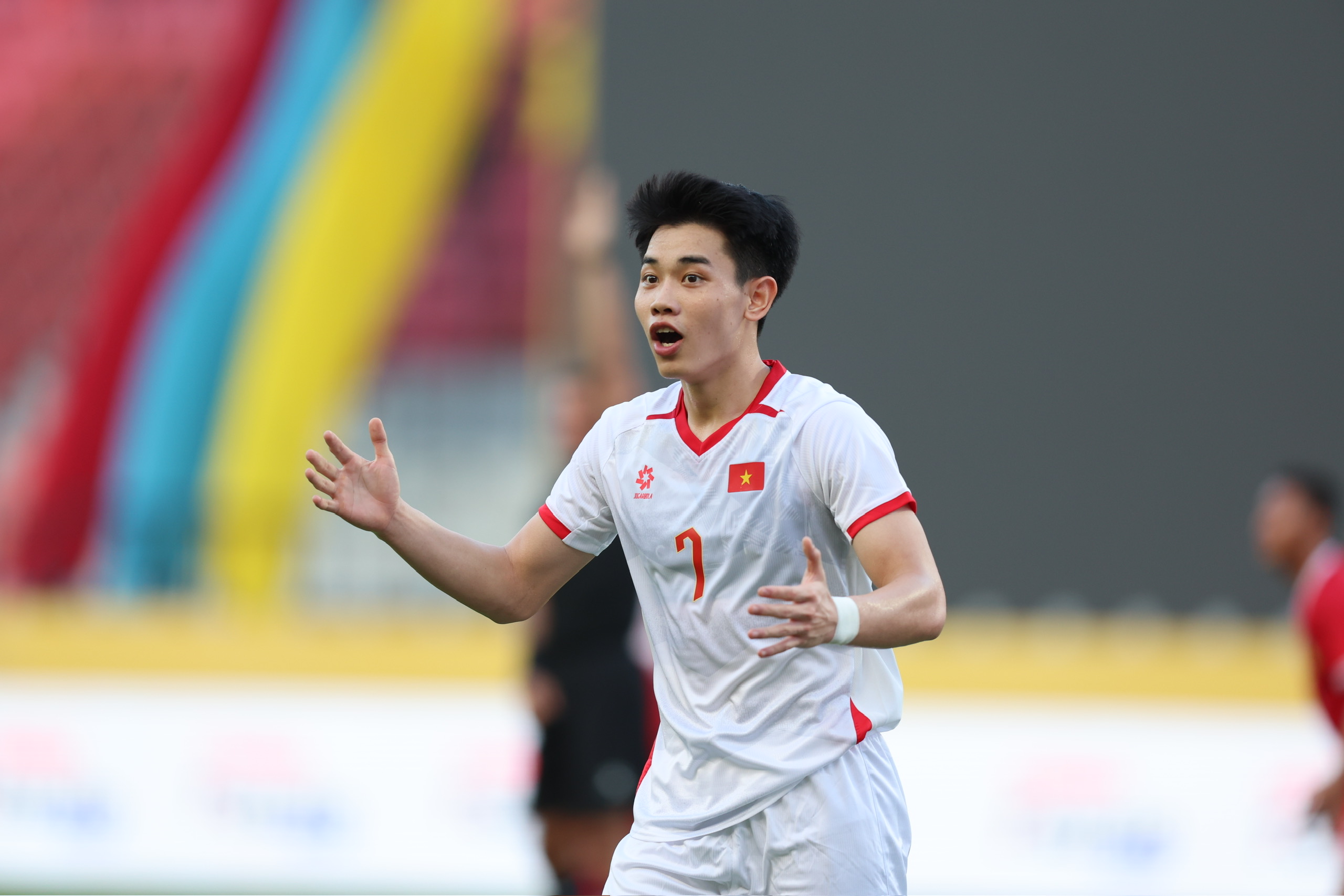 Clip bàn thắng gây tranh cãi của Nguyễn Đình Bắc tại SEA Games 33 2 Clip bàn thắng gây tranh cãi của Nguyễn Đình Bắc tại SEA Games 33 - Ảnh 2.