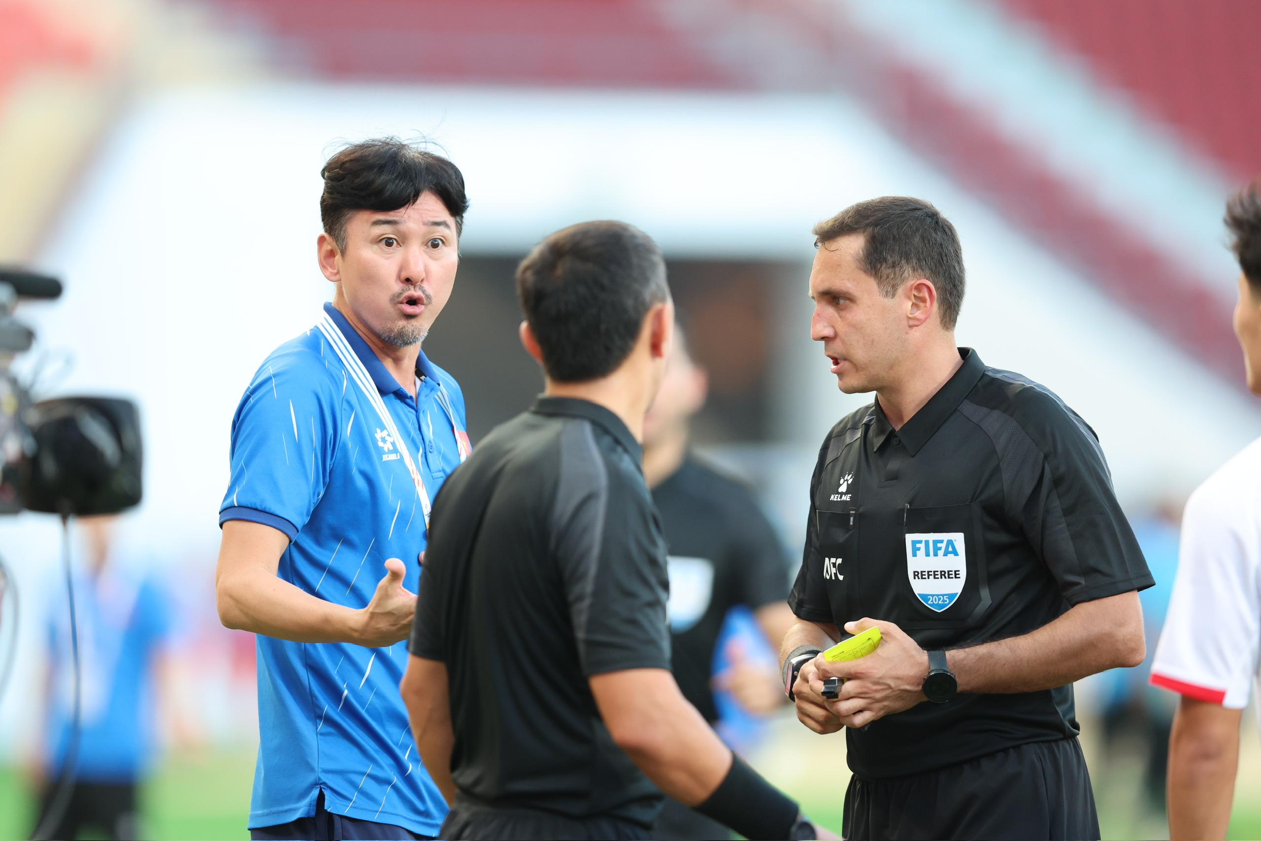 Clip bàn thắng gây tranh cãi của Nguyễn Đình Bắc tại SEA Games 33 3 Clip bàn thắng gây tranh cãi của Nguyễn Đình Bắc tại SEA Games 33 - Ảnh 3.