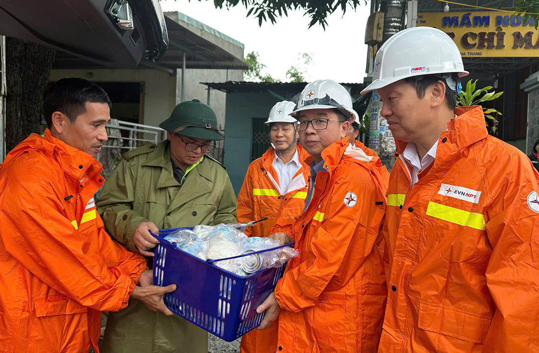 Tổng giám đốc EVNNPT thăm hỏi đơn vị bị ảnh hưởng thiên tai tại Khánh Hòa- Ảnh 2.