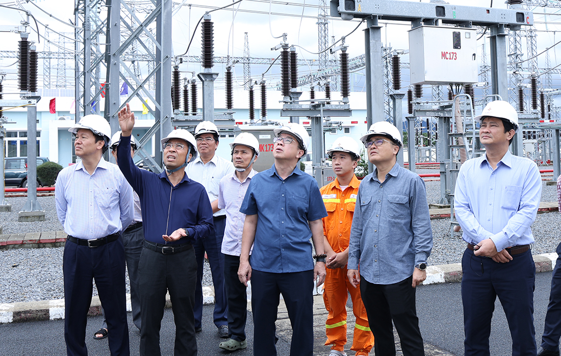 Tổng giám đốc EVNNPT thăm hỏi đơn vị bị ảnh hưởng thiên tai tại Khánh Hòa- Ảnh 4.