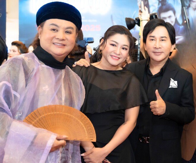 Đứng cạnh ái nữ, Kim Tử Long được nhận xét trẻ trung, không nhìn ra tuổi thật.