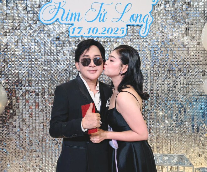 Khoảnh khắc con gái Kim Tử Long hôn má bố.