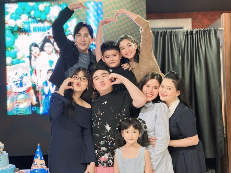 5 con của Kim Tử Long quấn quýt, yêu thương nhau.