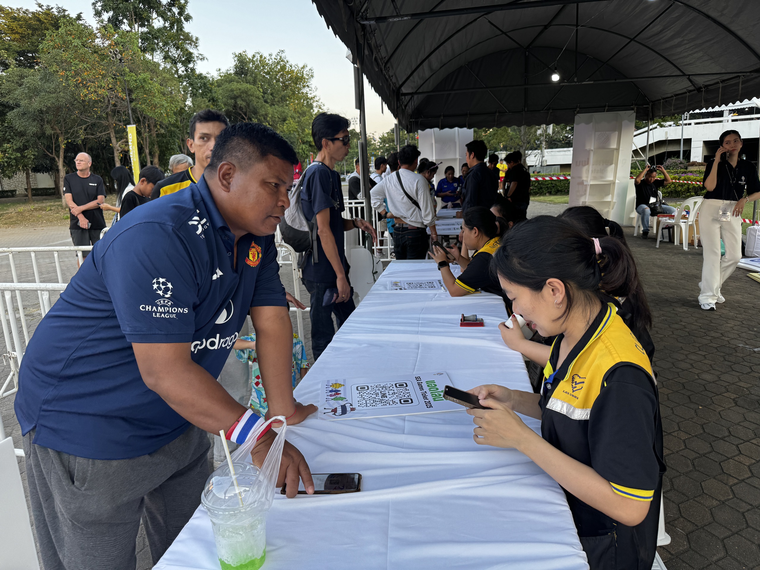 Cảnh tượng quá đỗi lạ lùng trên sân Rajamangala ngày U.23 Thái Lan xuất trận SEA Games 33- Ảnh 2. Cảnh tượng quá đỗi lạ lùng trên sân Rajamangala ngày U.23 Thái Lan xuất trận SEA Games 33- Ảnh 2.