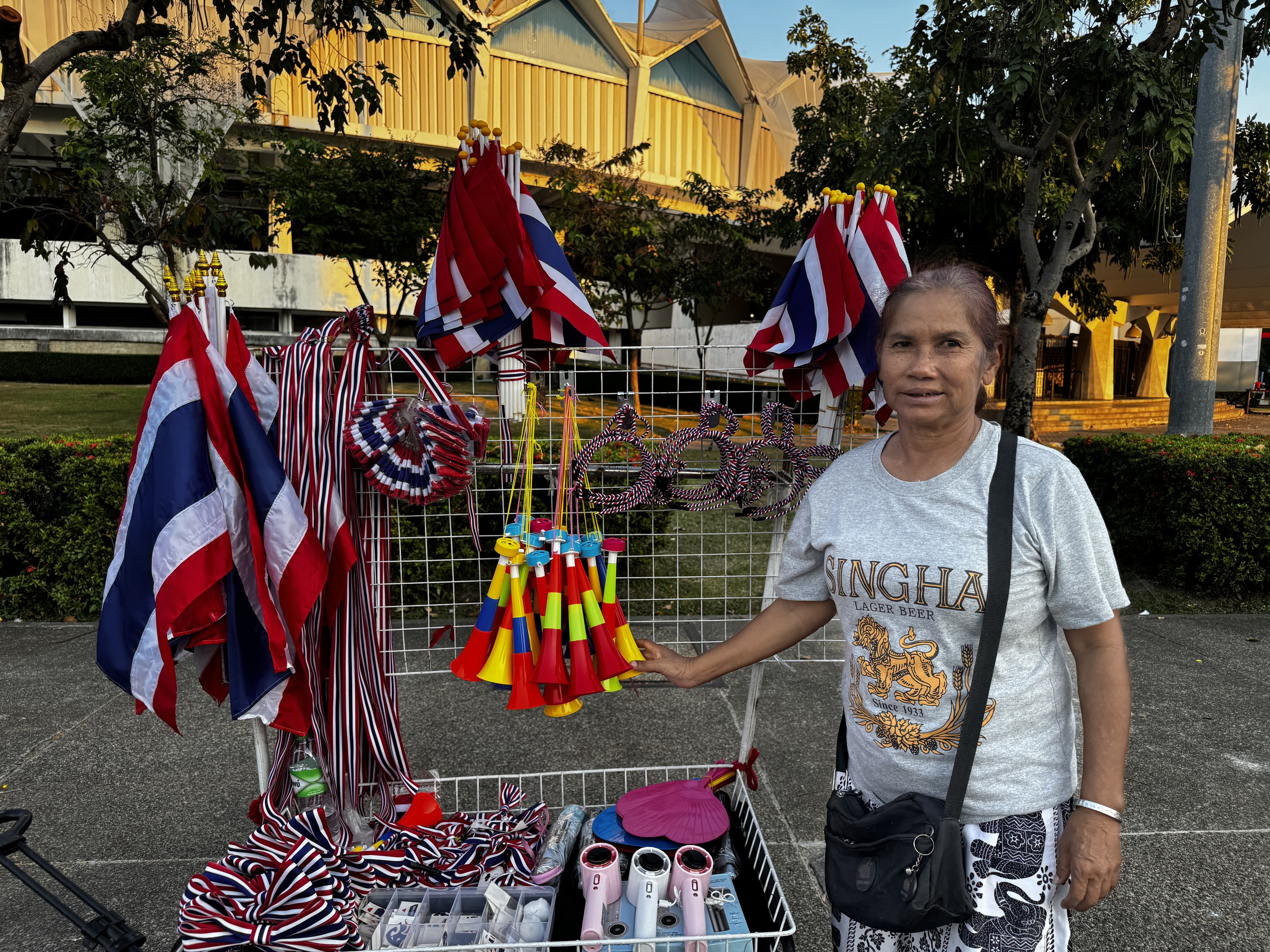 Cảnh tượng quá đỗi lạ lùng trên sân Rajamangala ngày U.23 Thái Lan xuất trận SEA Games 33- Ảnh 3. Cảnh tượng quá đỗi lạ lùng trên sân Rajamangala ngày U.23 Thái Lan xuất trận SEA Games 33- Ảnh 3.