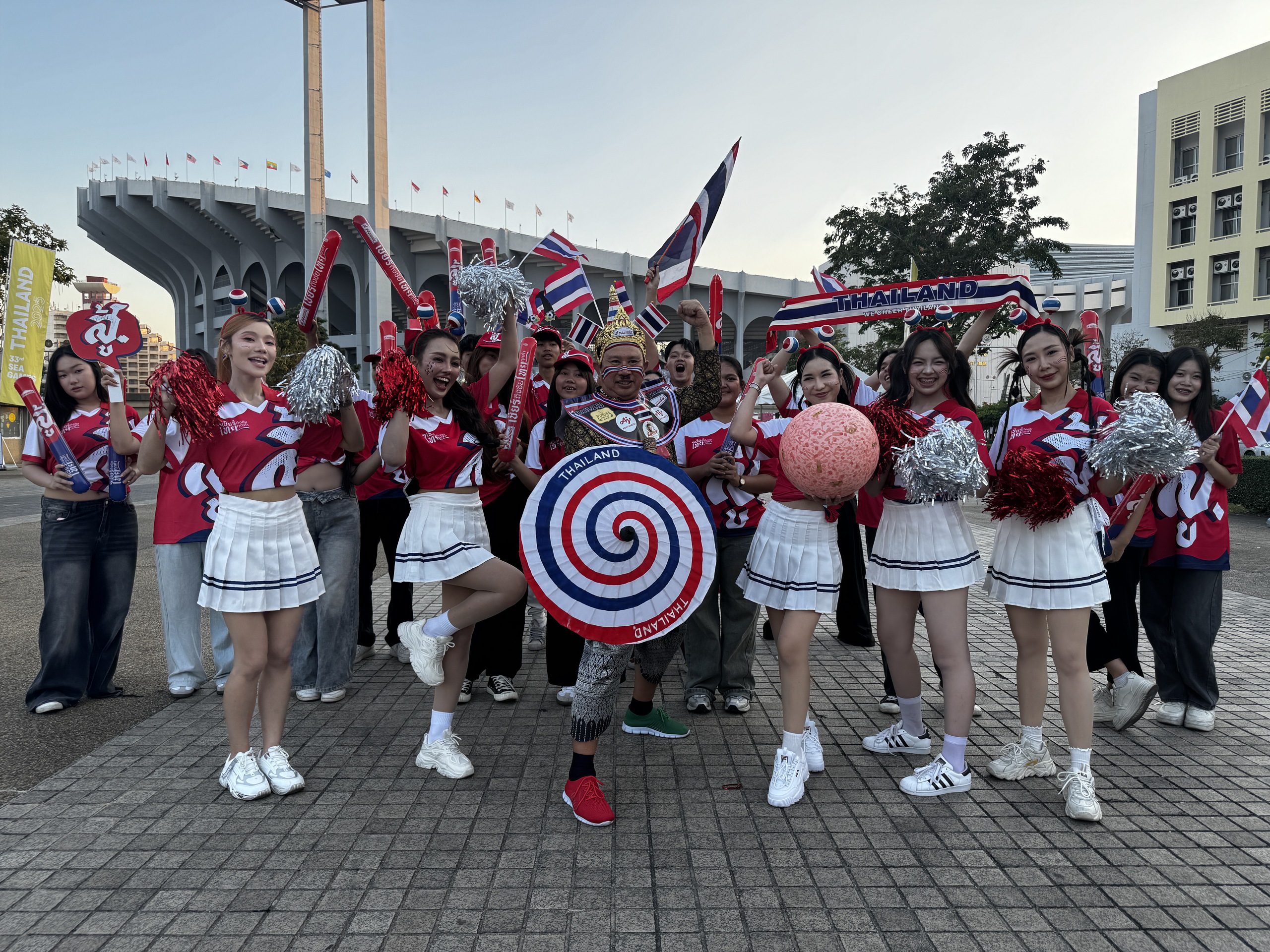 Cảnh tượng quá đỗi lạ lùng trên sân Rajamangala ngày U.23 Thái Lan xuất trận SEA Games 33- Ảnh 4. Cảnh tượng quá đỗi lạ lùng trên sân Rajamangala ngày U.23 Thái Lan xuất trận SEA Games 33- Ảnh 4.