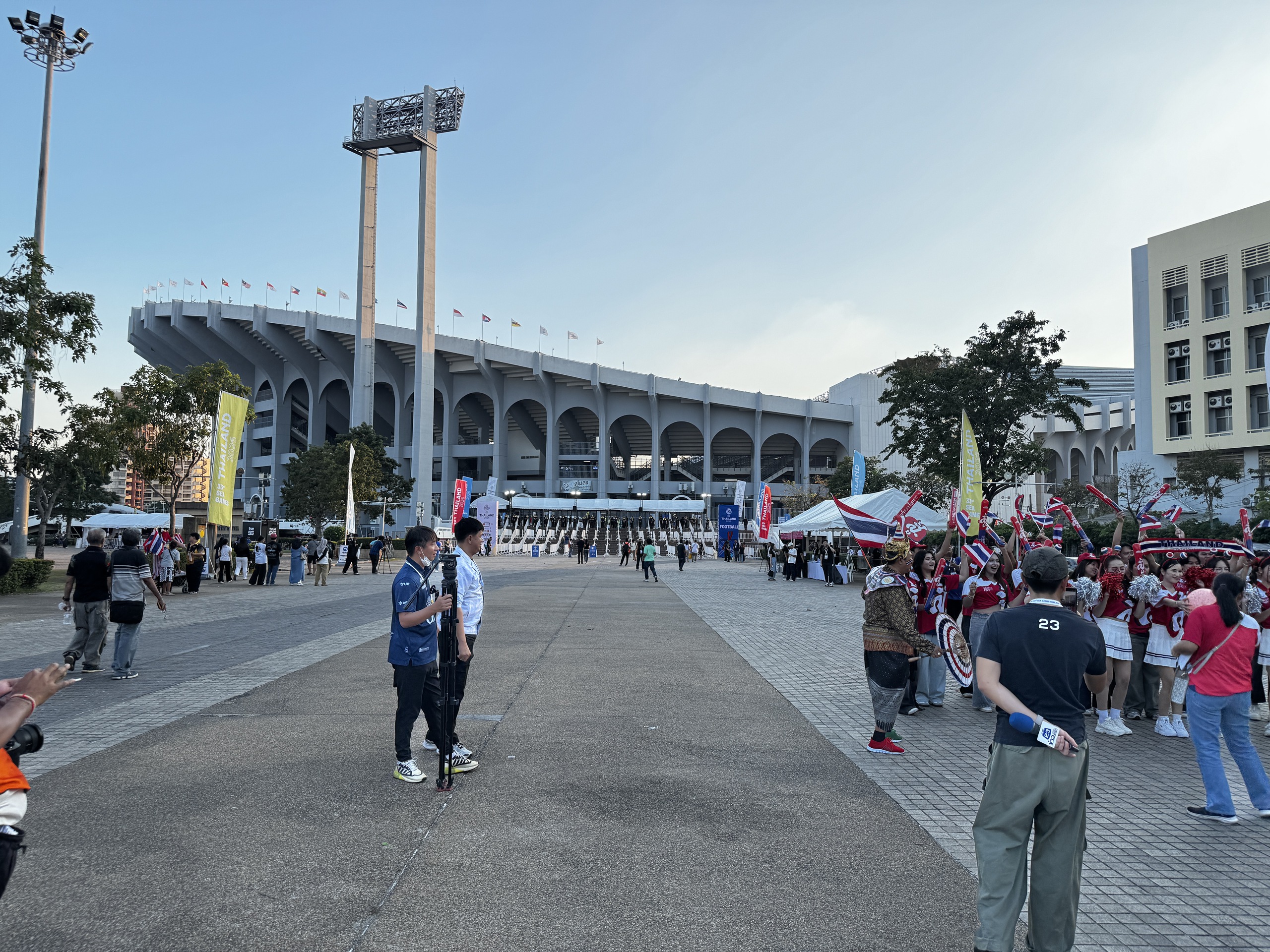 Cảnh tượng quá đỗi lạ lùng trên sân Rajamangala ngày U.23 Thái Lan xuất trận SEA Games 33- Ảnh 5. Cảnh tượng quá đỗi lạ lùng trên sân Rajamangala ngày U.23 Thái Lan xuất trận SEA Games 33- Ảnh 5.