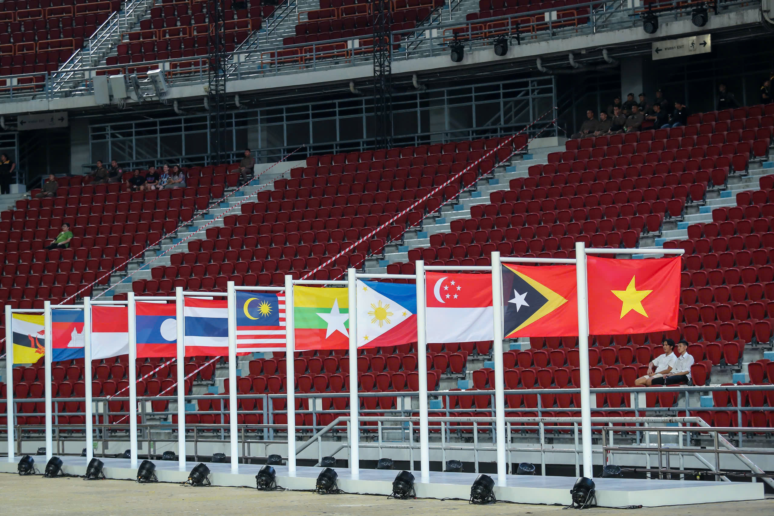 Cảnh tượng quá đỗi lạ lùng trên sân Rajamangala ngày U.23 Thái Lan xuất trận SEA Games 33- Ảnh 6. Cảnh tượng quá đỗi lạ lùng trên sân Rajamangala ngày U.23 Thái Lan xuất trận SEA Games 33- Ảnh 6.