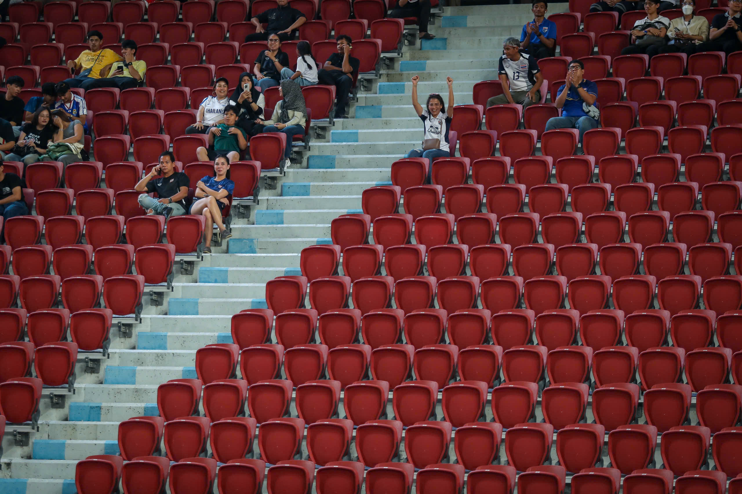 Cảnh tượng quá đỗi lạ lùng trên sân Rajamangala ngày U.23 Thái Lan xuất trận SEA Games 33- Ảnh 7. Cảnh tượng quá đỗi lạ lùng trên sân Rajamangala ngày U.23 Thái Lan xuất trận SEA Games 33- Ảnh 7.