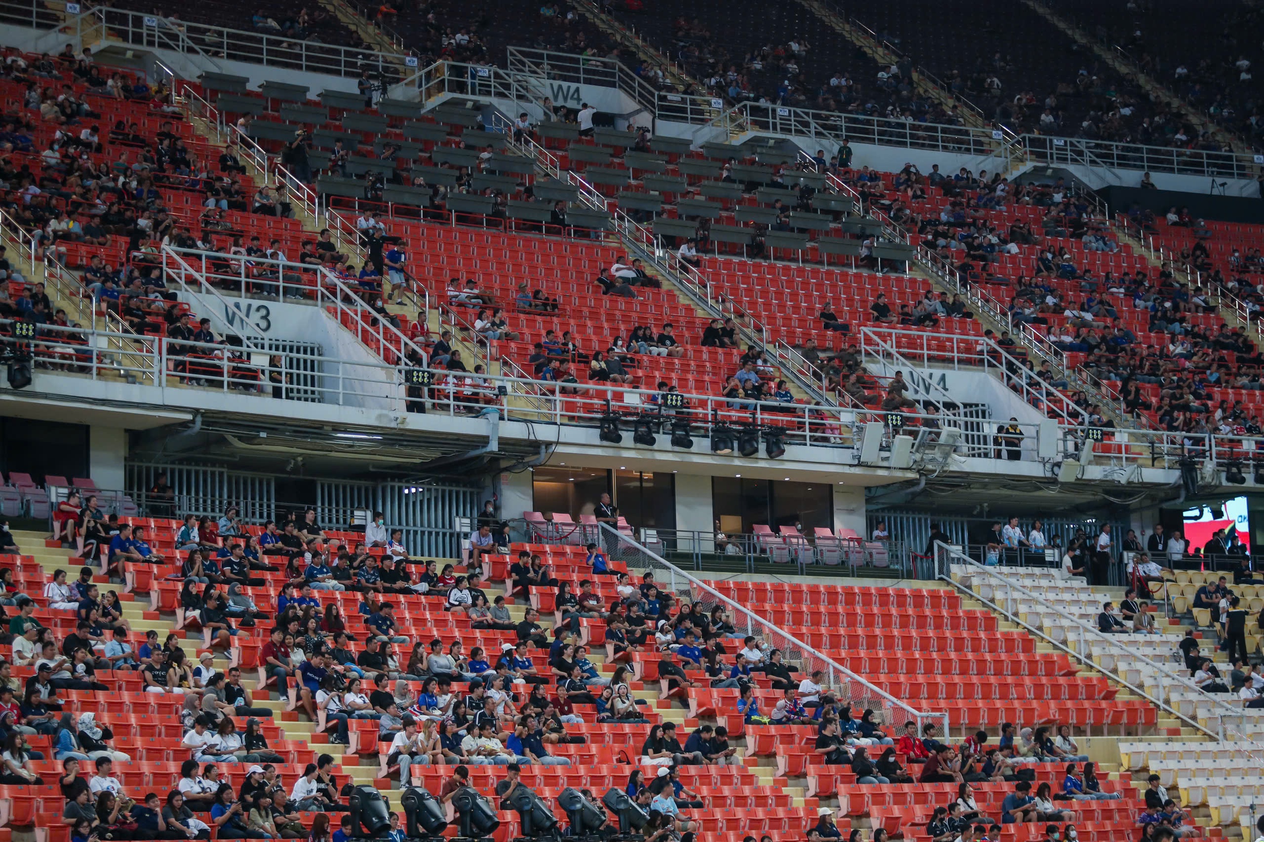 Cảnh tượng quá đỗi lạ lùng trên sân Rajamangala ngày U.23 Thái Lan xuất trận SEA Games 33- Ảnh 8. Cảnh tượng quá đỗi lạ lùng trên sân Rajamangala ngày U.23 Thái Lan xuất trận SEA Games 33- Ảnh 8.