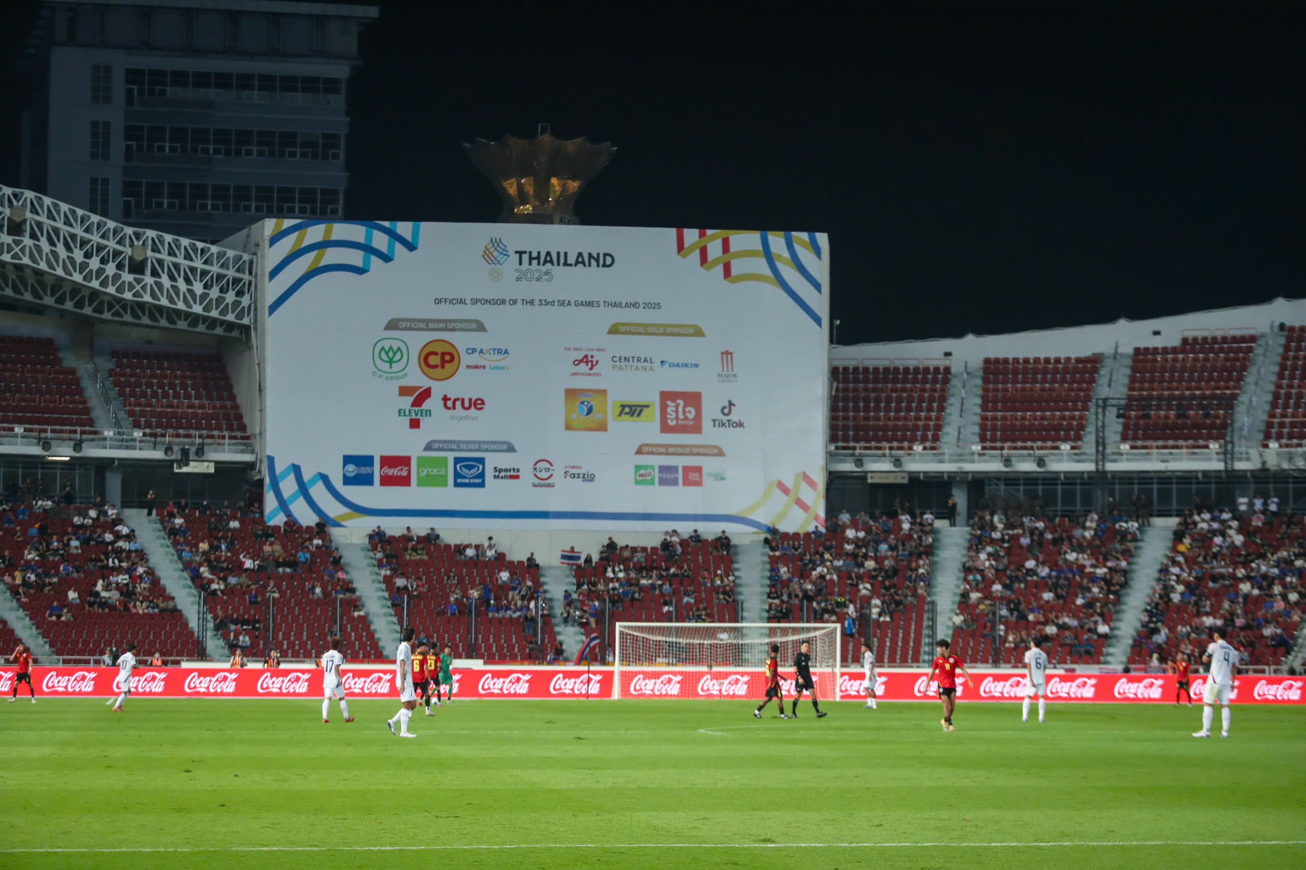 Cảnh tượng quá đỗi lạ lùng trên sân Rajamangala ngày U.23 Thái Lan xuất trận SEA Games 33- Ảnh 9. Cảnh tượng quá đỗi lạ lùng trên sân Rajamangala ngày U.23 Thái Lan xuất trận SEA Games 33- Ảnh 9.