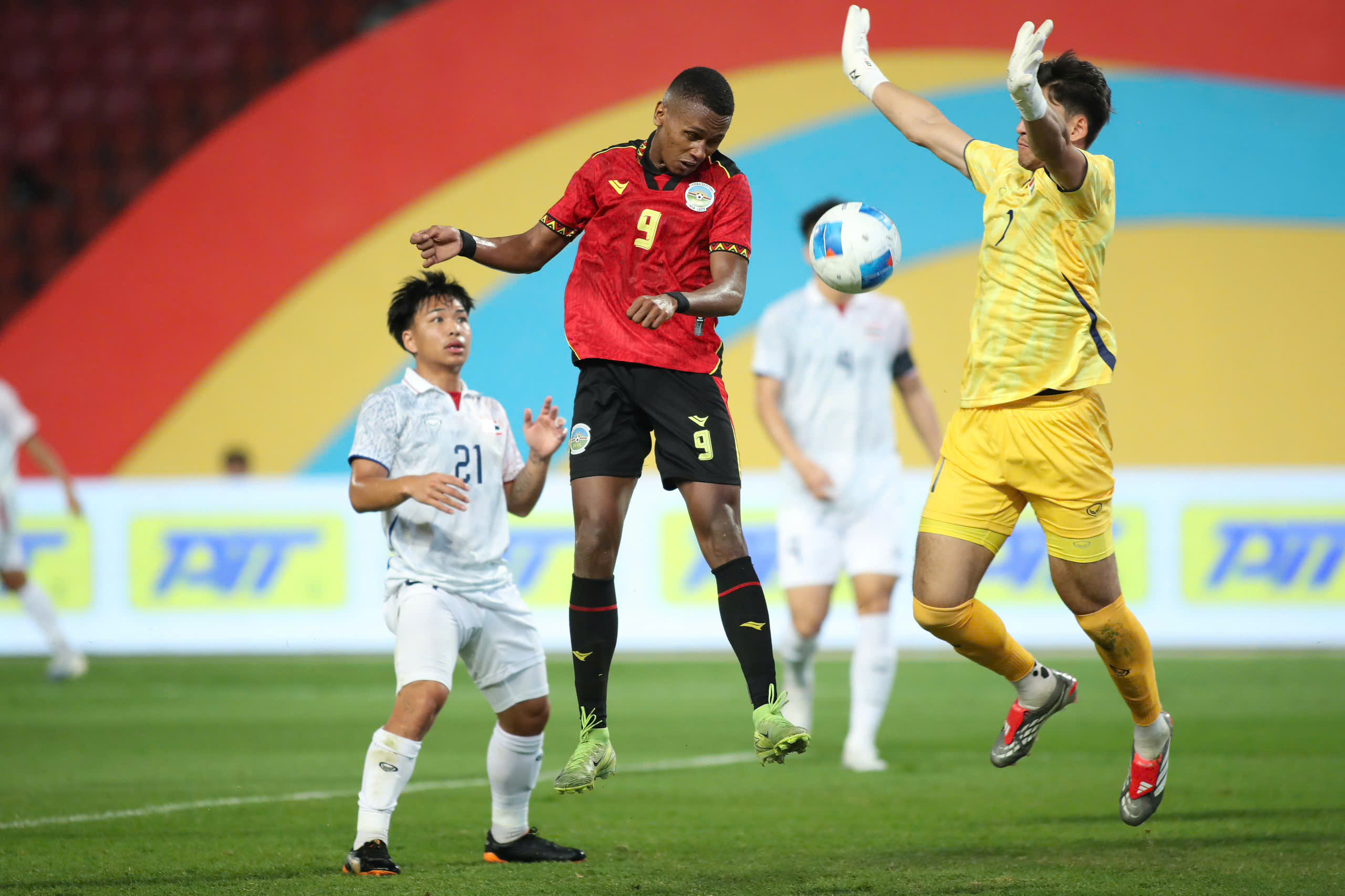 U.23 Thái Lan được Madam Pang thưởng nóng, HLV Thawatchai tiết lộ từng sợ thua Đông Timor- Ảnh 3.