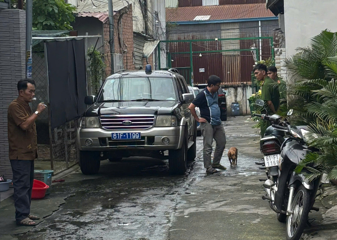 Cơ quan điều tra làm việc với những người liên quan tại khu đất tranh chấp. Ảnh: Thái Hà