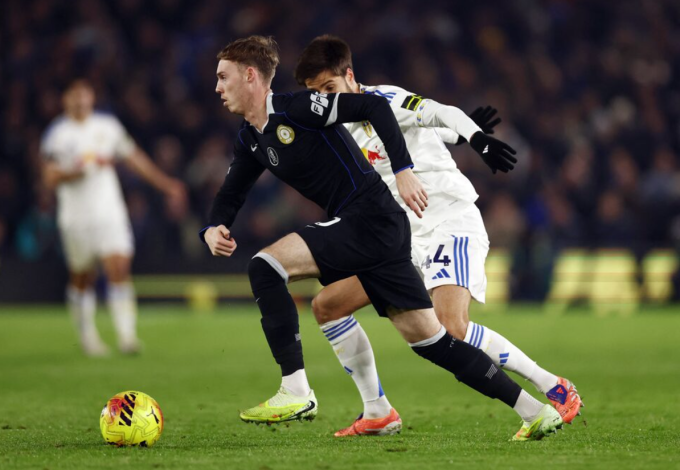 Cole Palmer đi bóng trước sự đeo bám của Ilia Gruev. Ảnh: Reuters