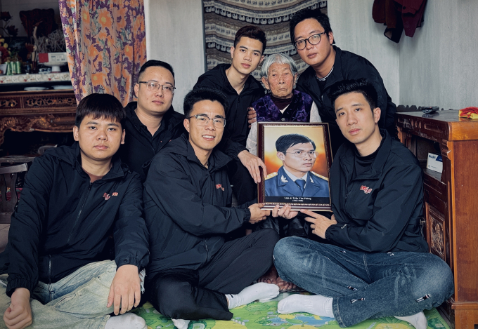 Nhóm tặng ảnh chân dung thượng úy Trần Văn Phòng, Đại đội trưởng E83 Công binh, một trong 64 liệt sĩ hải quân hy sinh tại Gạc Ma năm 1988. Ảnh: Skyline