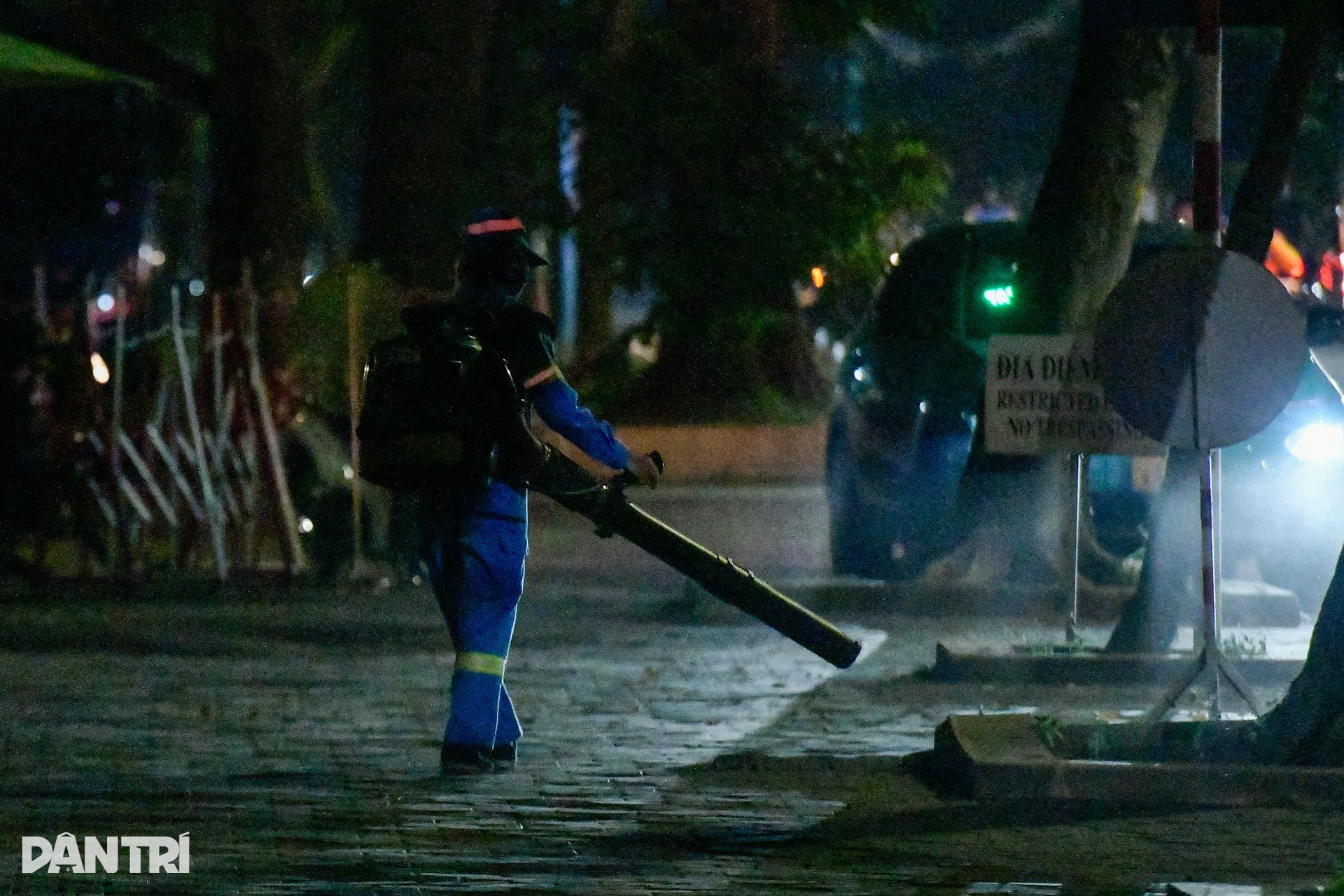 Người đi đường ngạt thở vì… công nhân dùng máy thổi bụi, đốt rác - 2