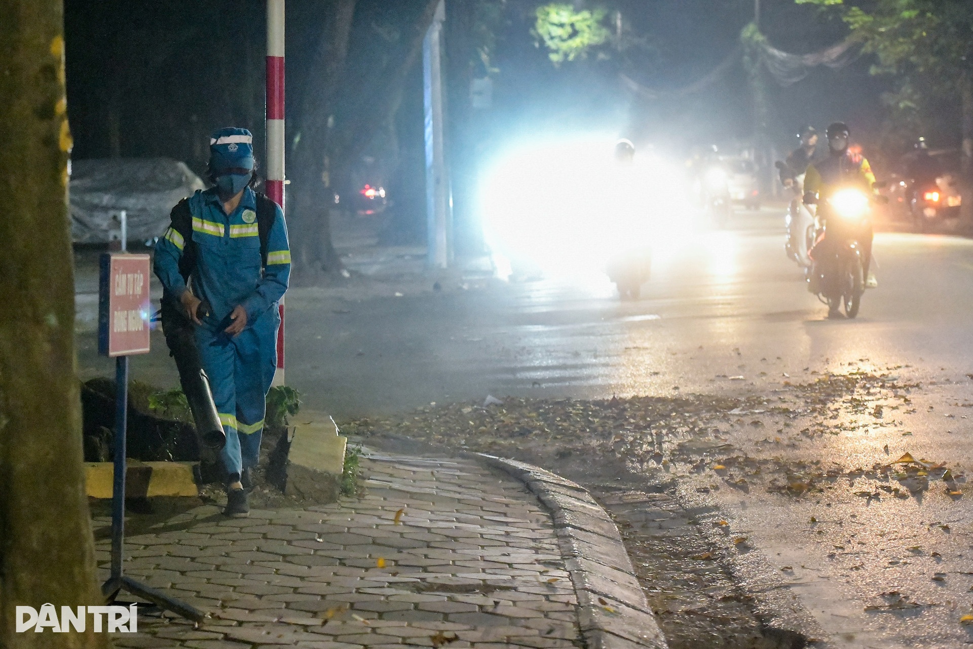 Người đi đường ngạt thở vì… công nhân dùng máy thổi bụi, đốt rác - 3