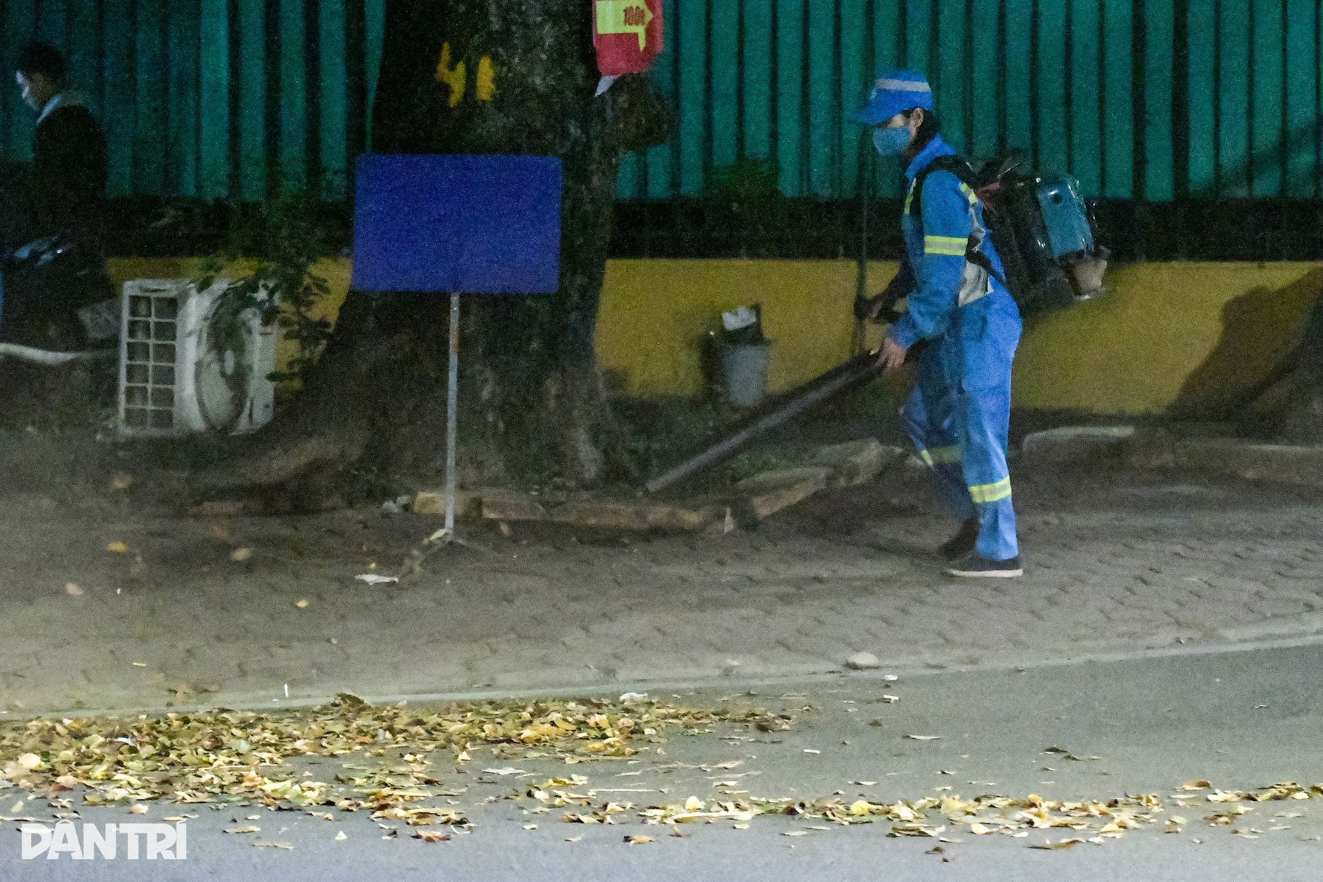 Người đi đường ngạt thở vì… công nhân dùng máy thổi bụi, đốt rác - 4