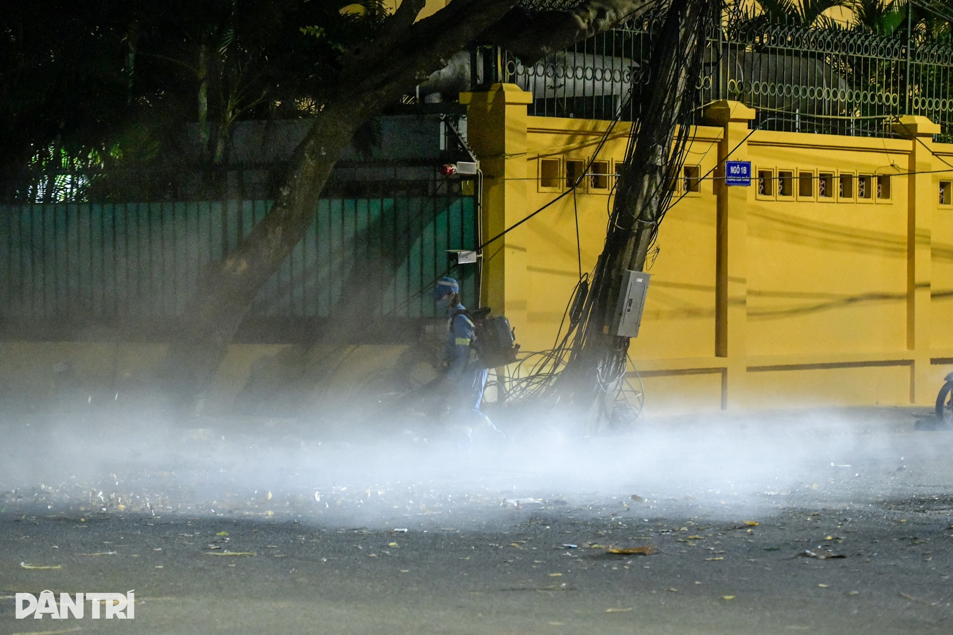 Người đi đường ngạt thở vì… công nhân dùng máy thổi bụi, đốt rác - 5