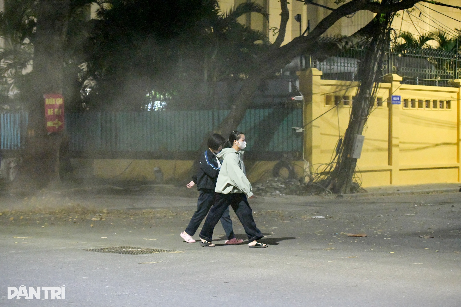 Người đi đường ngạt thở vì… công nhân dùng máy thổi bụi, đốt rác - 6