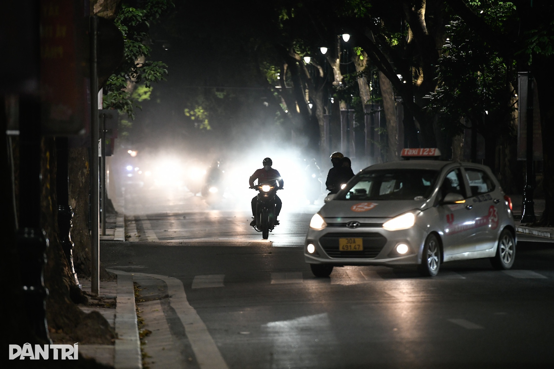 Người đi đường ngạt thở vì… công nhân dùng máy thổi bụi, đốt rác - 9