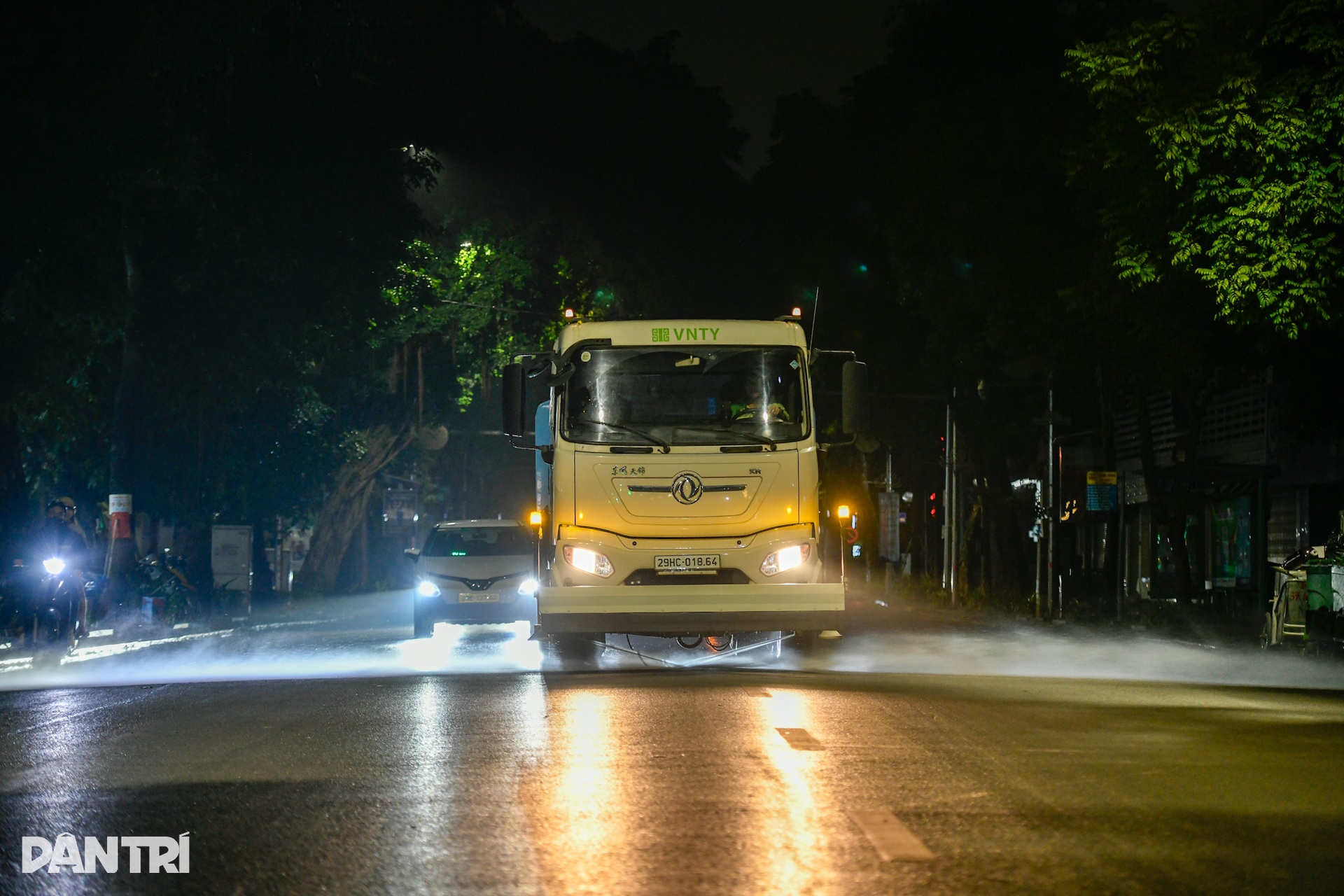 Người đi đường ngạt thở vì… công nhân dùng máy thổi bụi, đốt rác - 12