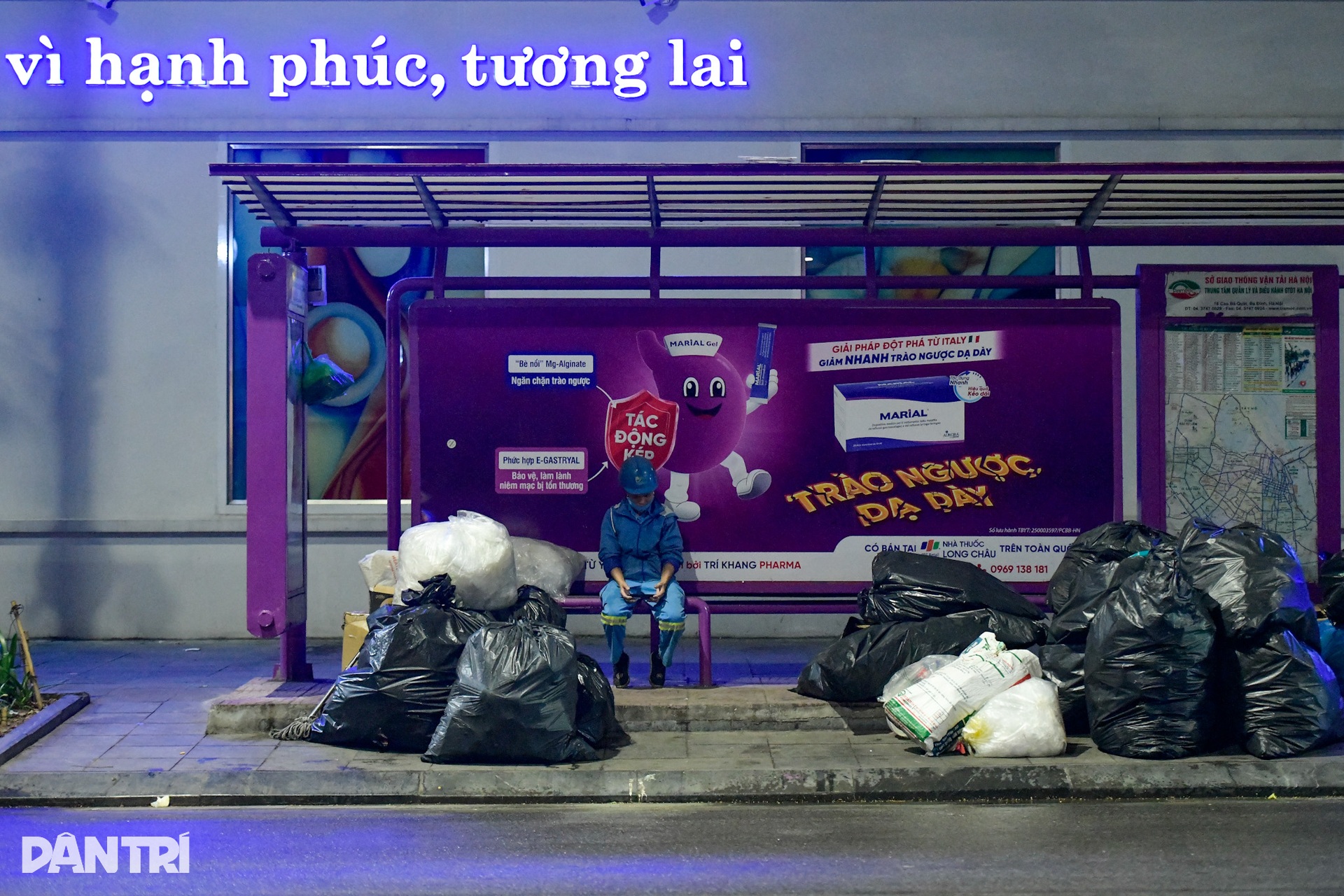 Người đi đường ngạt thở vì… công nhân dùng máy thổi bụi, đốt rác - 13