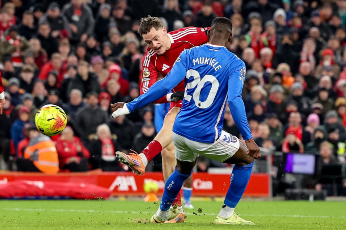 Florian Wirtz dứt điểm chạm chân Nordi Mukiele đổi hướng vào lưới. Ảnh: EPA