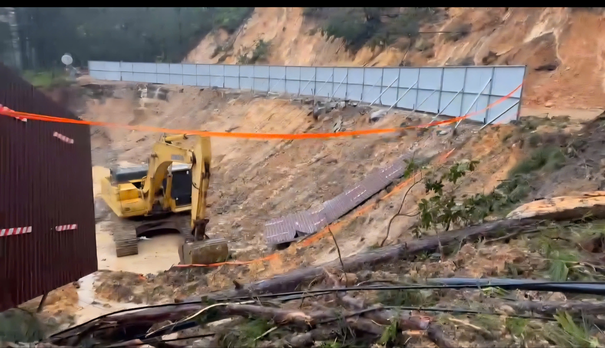 Mưa lớn lại sạt lở đèo Mimosa và các đèo, gây ngập lụt nặng nhiều nơi- Ảnh 2. Mưa lớn lại sạt lở đèo Mimosa và các đèo, gây ngập lụt nặng nhiều nơi- Ảnh 2.