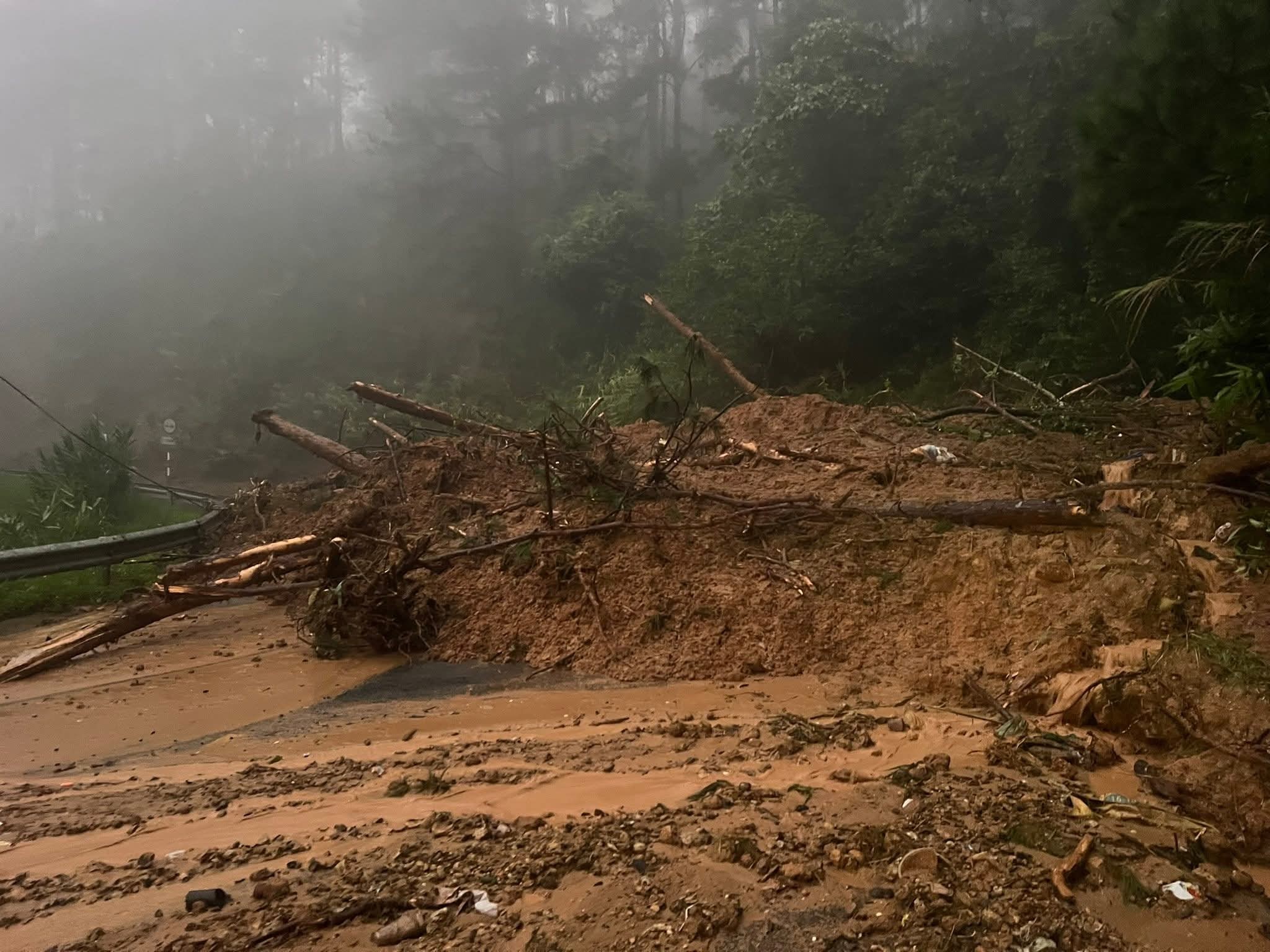 Mưa lớn lại sạt lở đèo Mimosa và các đèo, gây ngập lụt nặng nhiều nơi- Ảnh 3. Mưa lớn lại sạt lở đèo Mimosa và các đèo, gây ngập lụt nặng nhiều nơi- Ảnh 3.