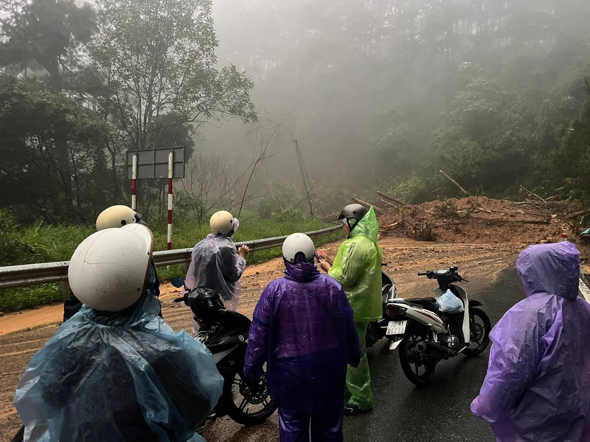 Mưa lớn lại sạt lở đèo Mimosa và các đèo, gây ngập lụt nặng nhiều nơi- Ảnh 4. Mưa lớn lại sạt lở đèo Mimosa và các đèo, gây ngập lụt nặng nhiều nơi- Ảnh 4.