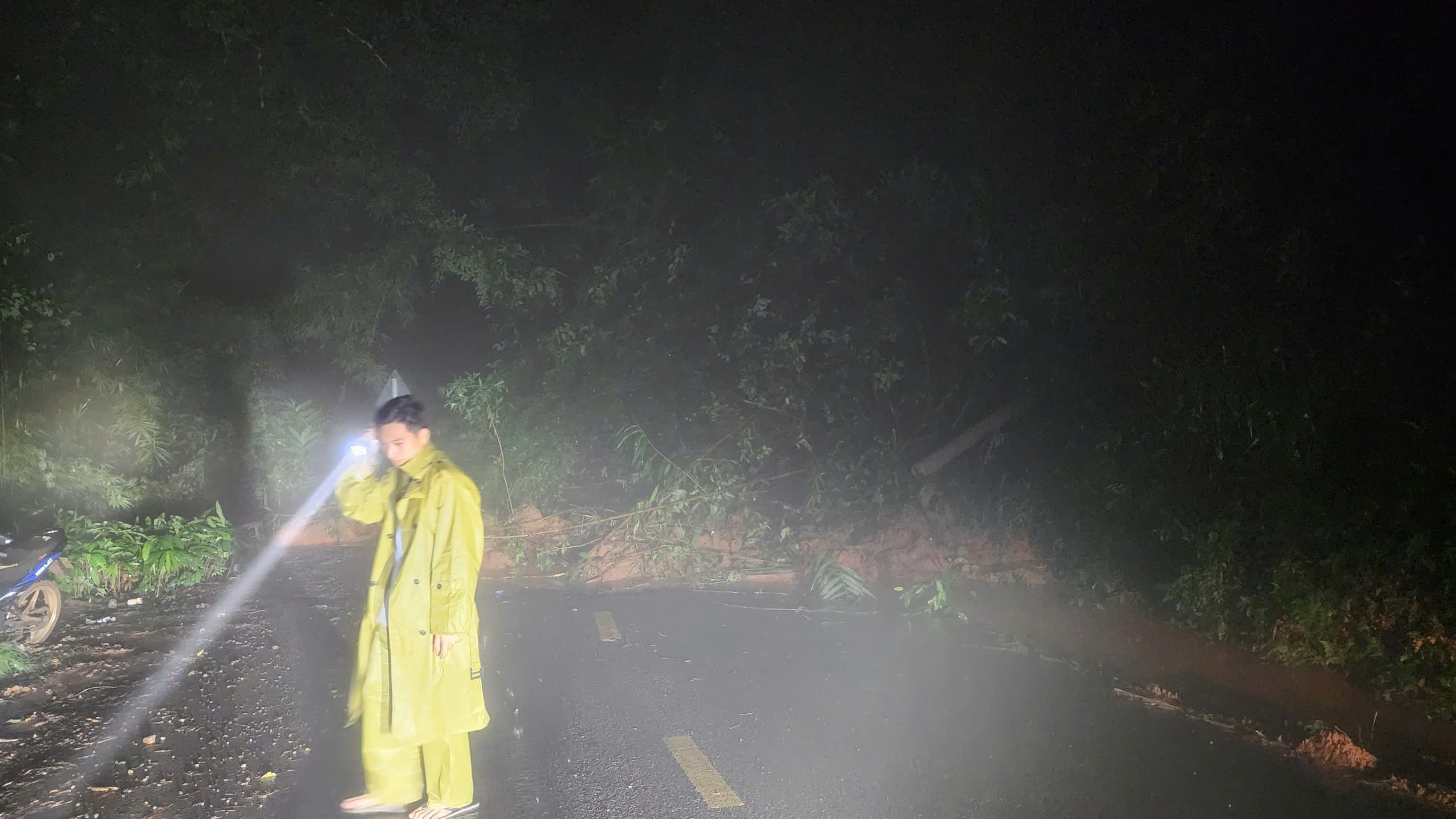 Mưa lớn lại sạt lở đèo Mimosa và các đèo, gây ngập lụt nặng nhiều nơi- Ảnh 5. Mưa lớn lại sạt lở đèo Mimosa và các đèo, gây ngập lụt nặng nhiều nơi- Ảnh 5.